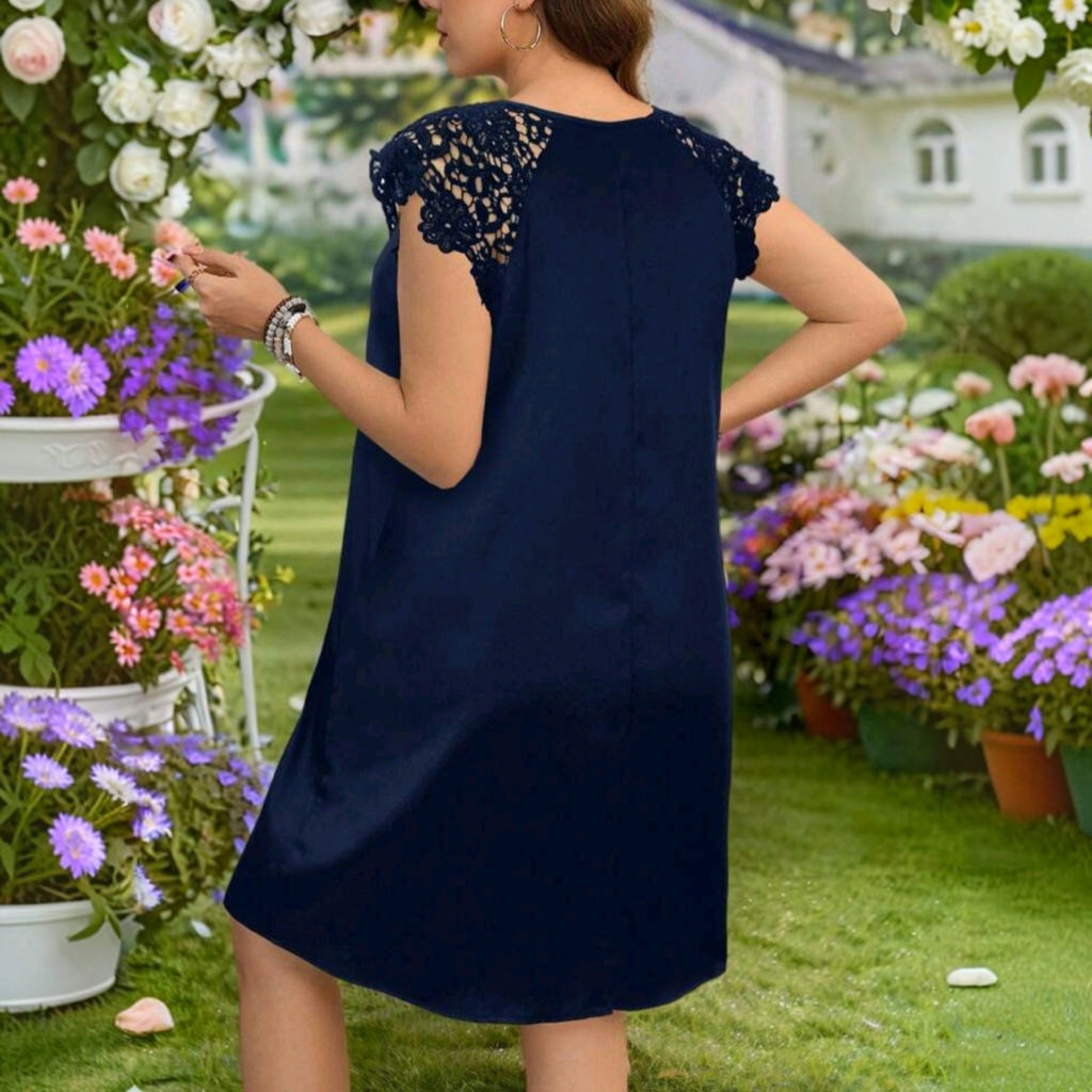 Vestido Ibravacr azul marino con mangas de encaje, corte fluido y elegante, ideal para eventos formales en jardín.