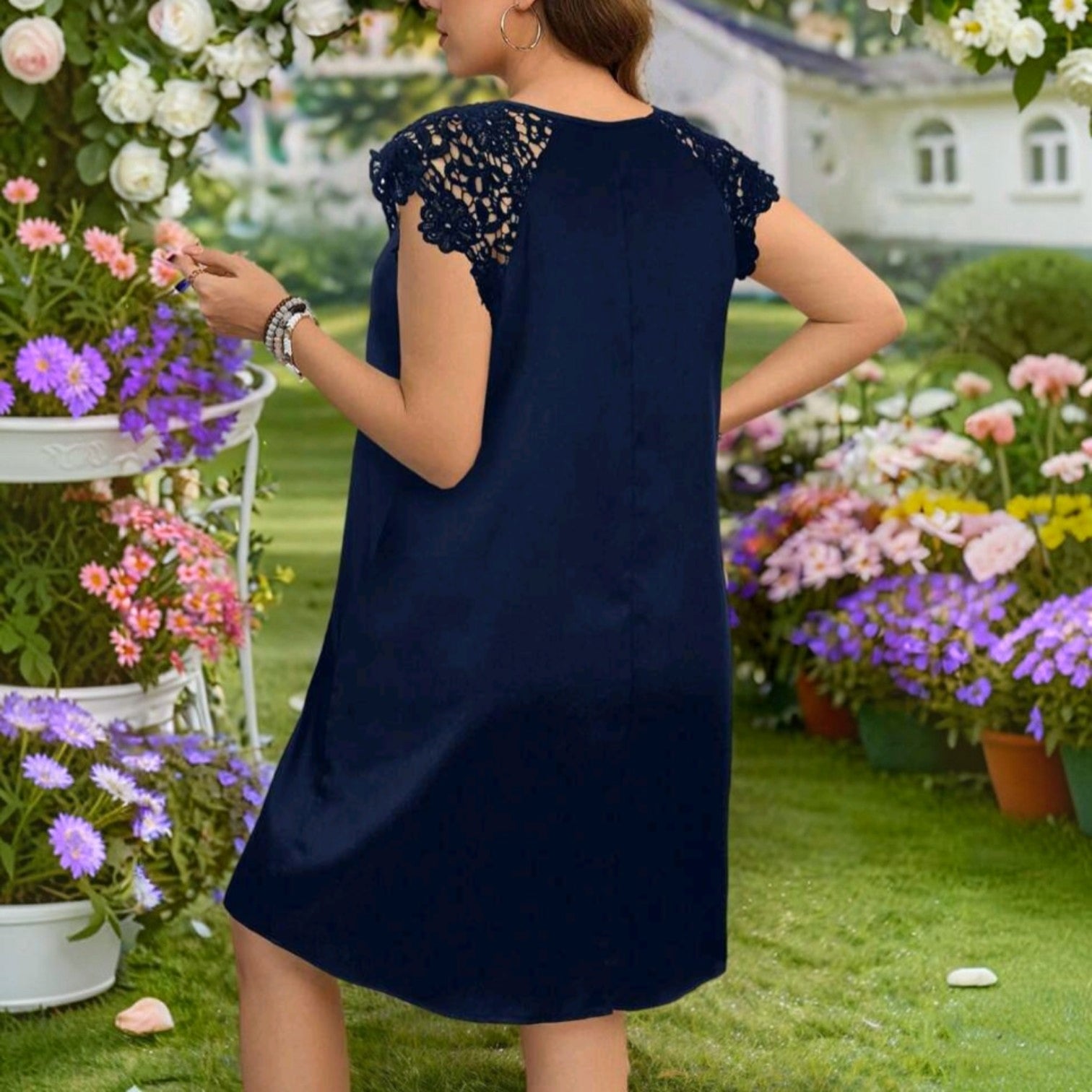 Vestido Ibravacr azul marino con mangas de encaje, corte fluido y elegante, ideal para eventos formales en jardín.