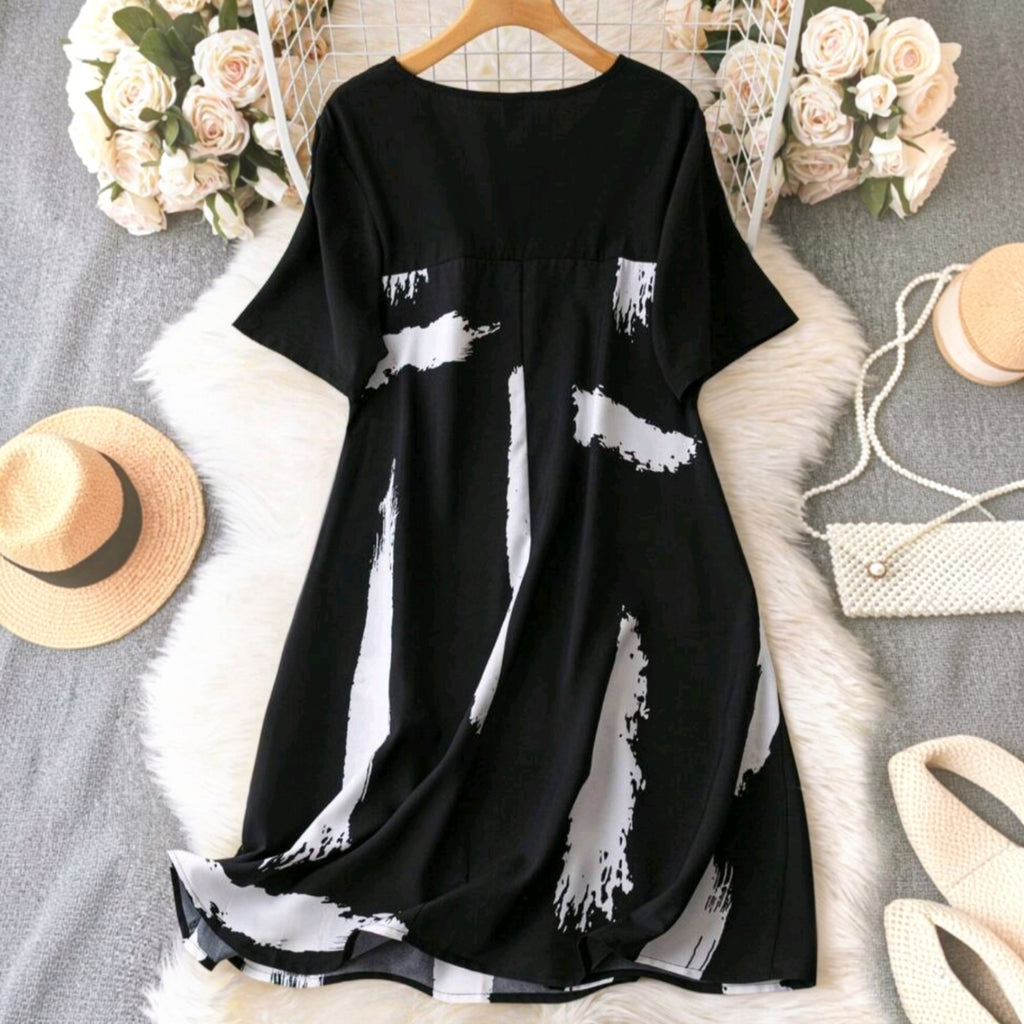 Vestido casual Ibravacr de corte recto en negro con estampado abstracto de pinceladas blancas y manga corta.