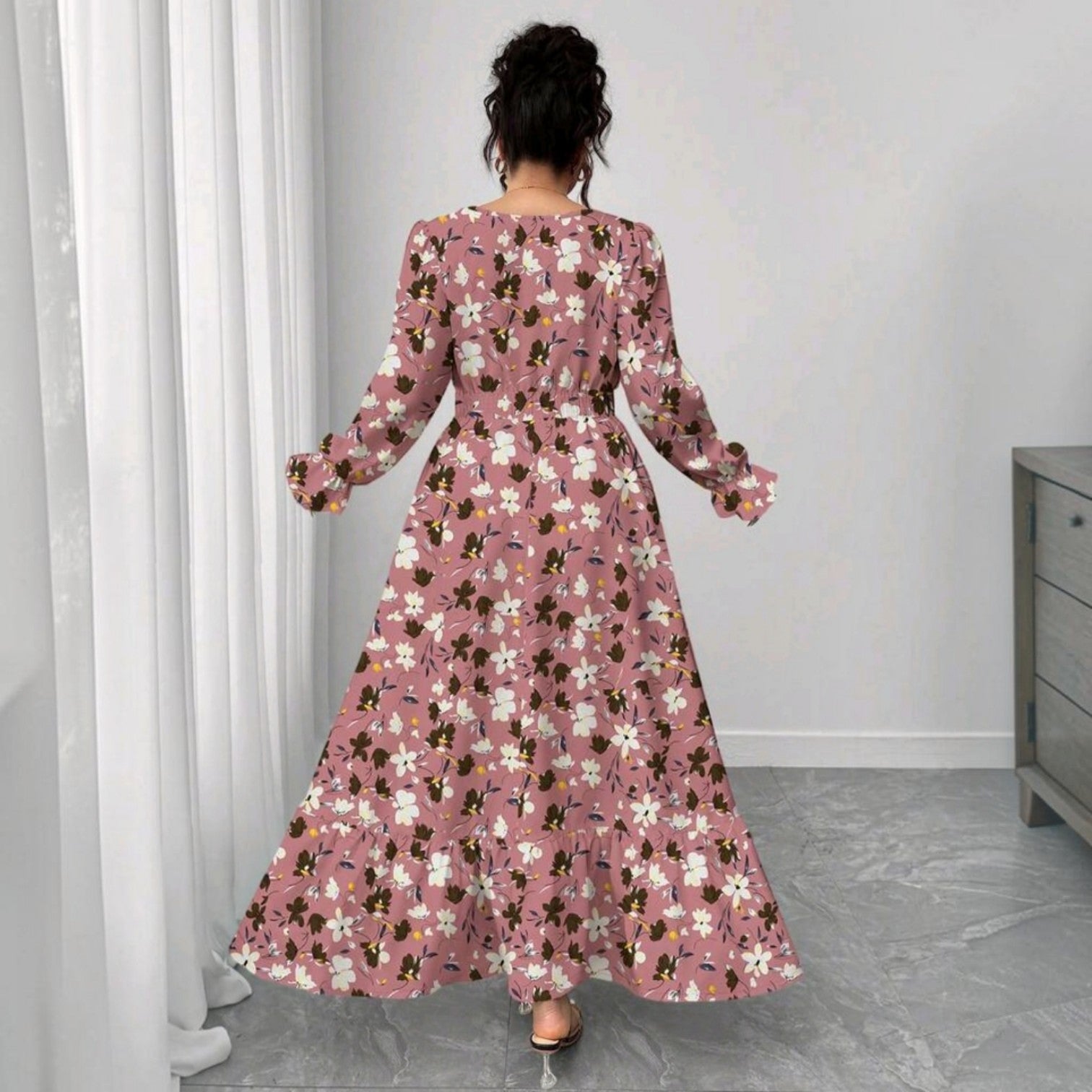 Vista trasera de un vestido largo Ibravacr rosa con estampado floral, mangas largas y falda con volante en el bajo.