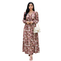 Modelo vistiendo vestido largo Ibravacr rosa con estampado floral, escote en V cruzado, mangas largas y falda con volante