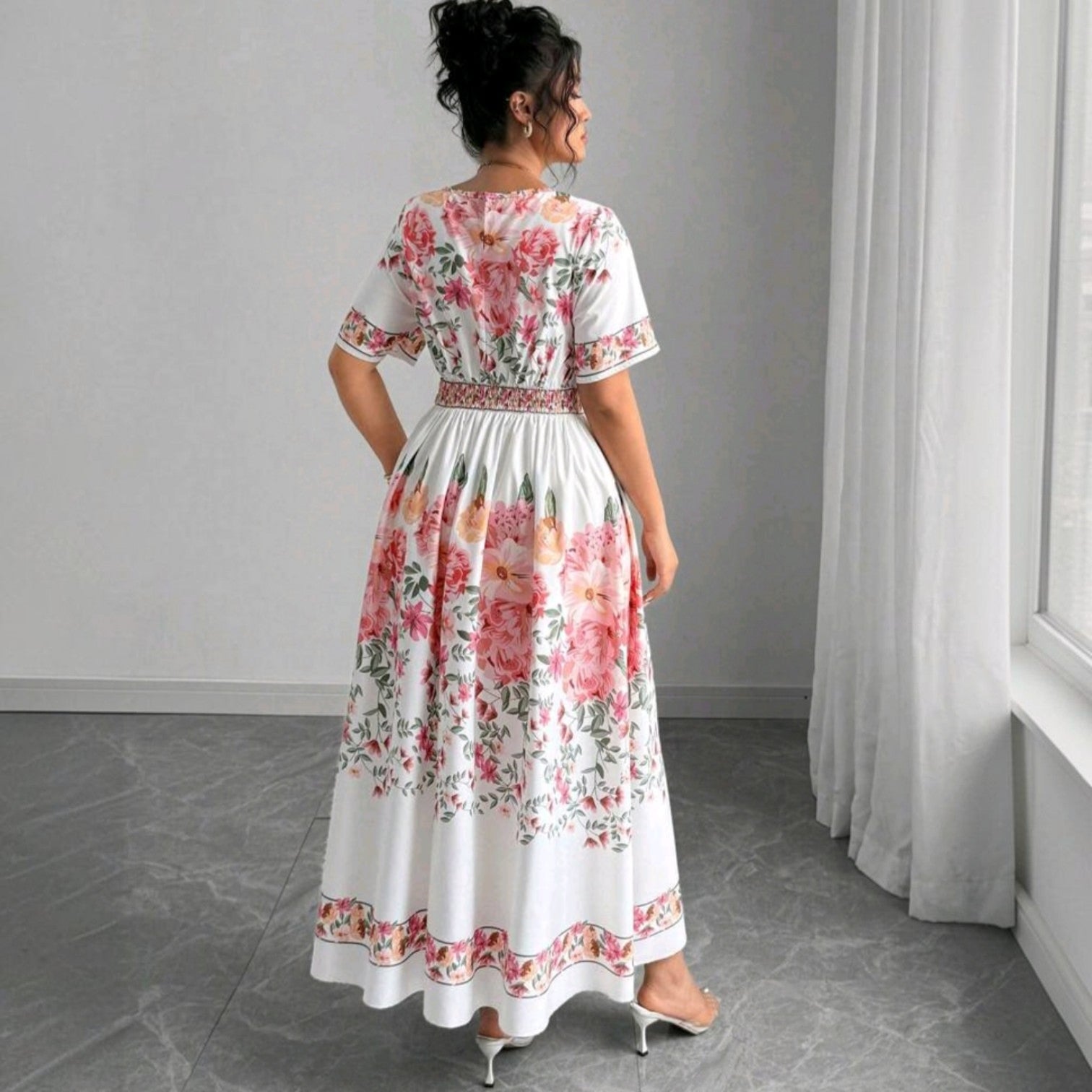 Vestido largo Ibravacr de corte romántico con estampado floral en tonos rosa y verde sobre fondo crema