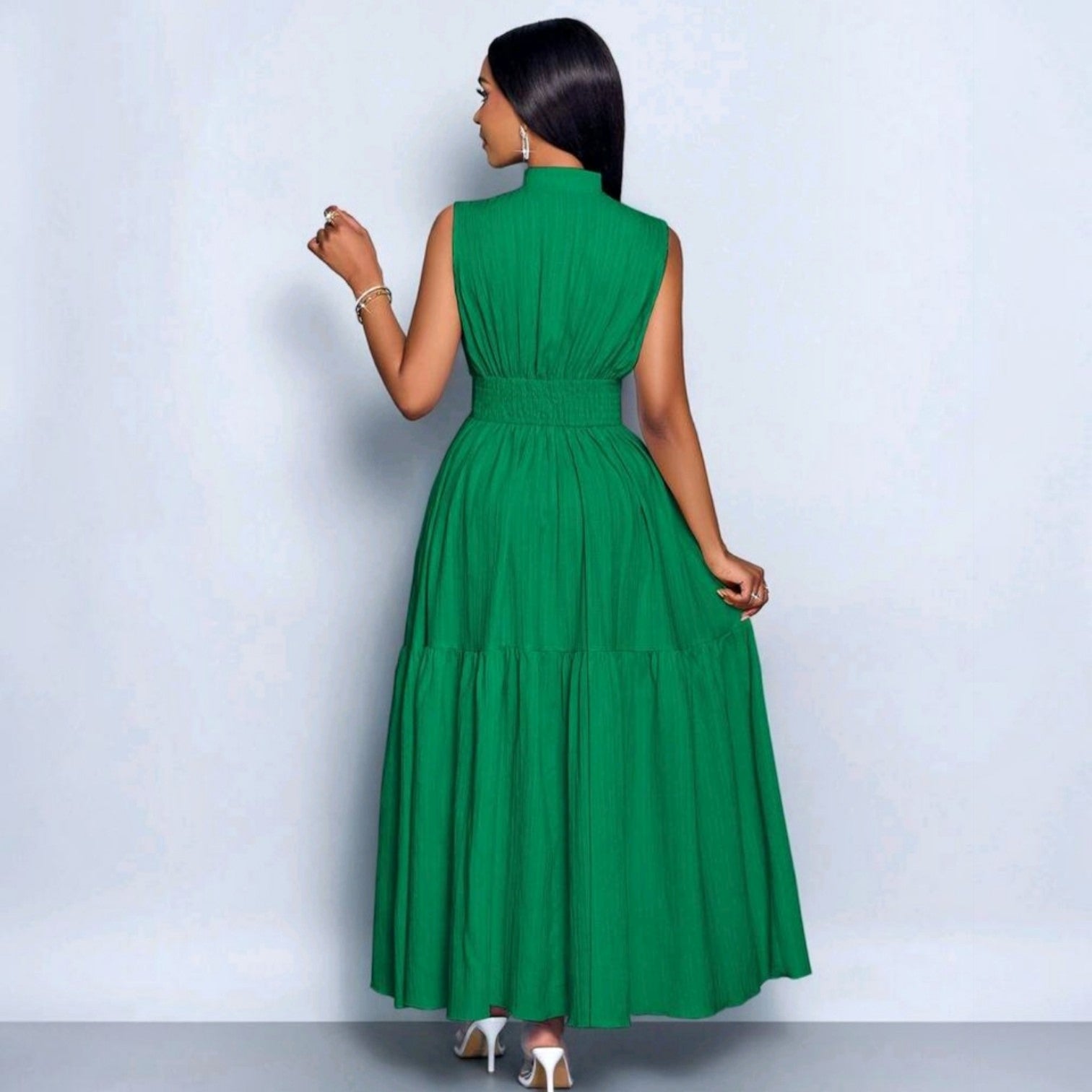 Vestido largo verde esmeralda Ibravacr sin mangas con cuello alto, cinturón ajustable y falda escalonada con vuelo.