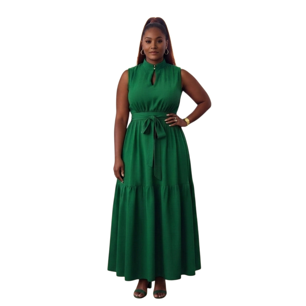Modelo vistiendo vestido largo Ibravacr verde esmeralda sin mangas con cuello alto, cinturón y falda de niveles.