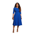 Modelo con vestido midi azul real Ibravacr de corte acampanado, mangas tres cuartos y escote redondo elegante.