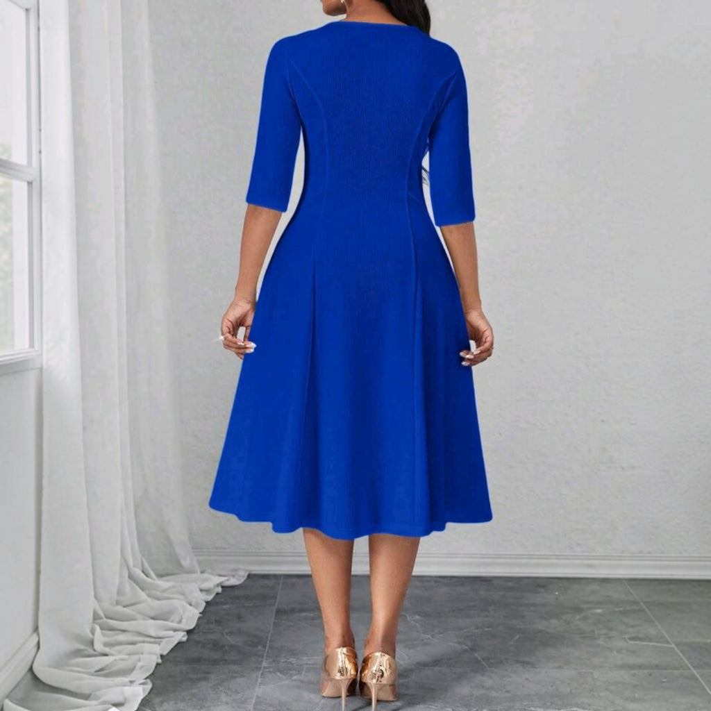 Vista trasera de un vestido midi Ibravacr azul real con mangas tres cuartos y falda acampanada sobre tacones dorados