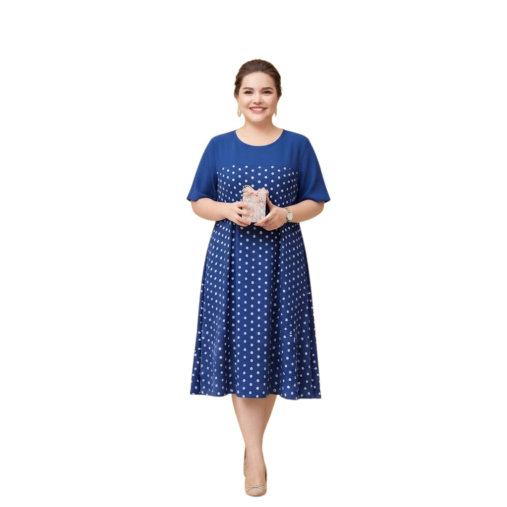 Modelo sonriente vistiendo vestido midi azul de Ibravacr con lunares blancos, mangas cortas y cuello redondo.
