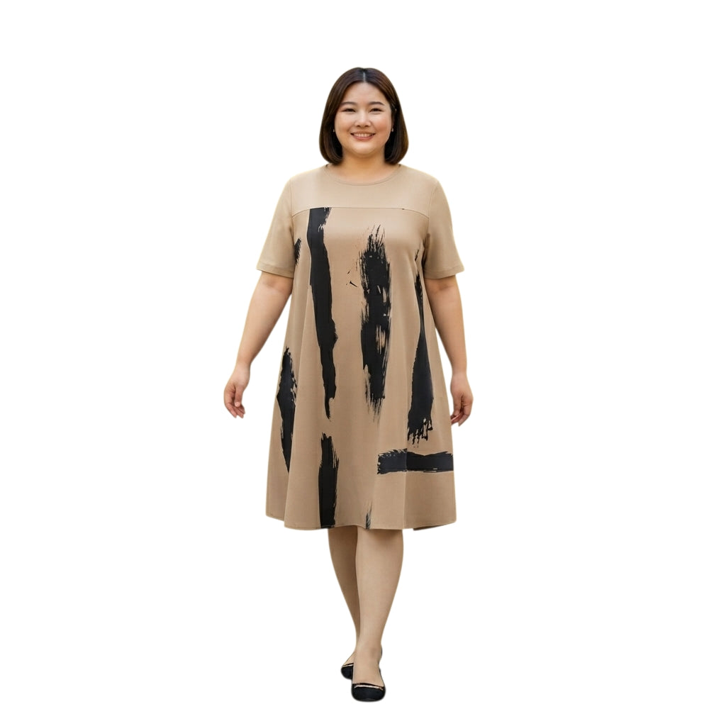 Modelo sonriente vistiendo un vestido midi Ibravacr beige de corte en A con estampado abstracto de pinceladas negras.