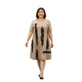 Modelo sonriente vistiendo un vestido midi Ibravacr beige de corte en A con estampado abstracto de pinceladas negras.