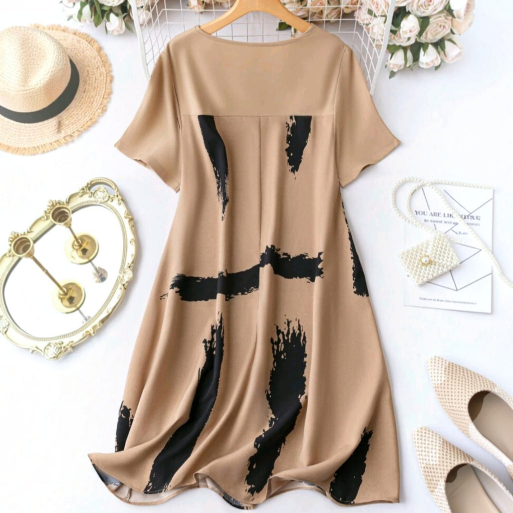 Vestido midi Ibravacr beige de corte en A con estampado de pinceladas negras, manga corta y cuello redondo.