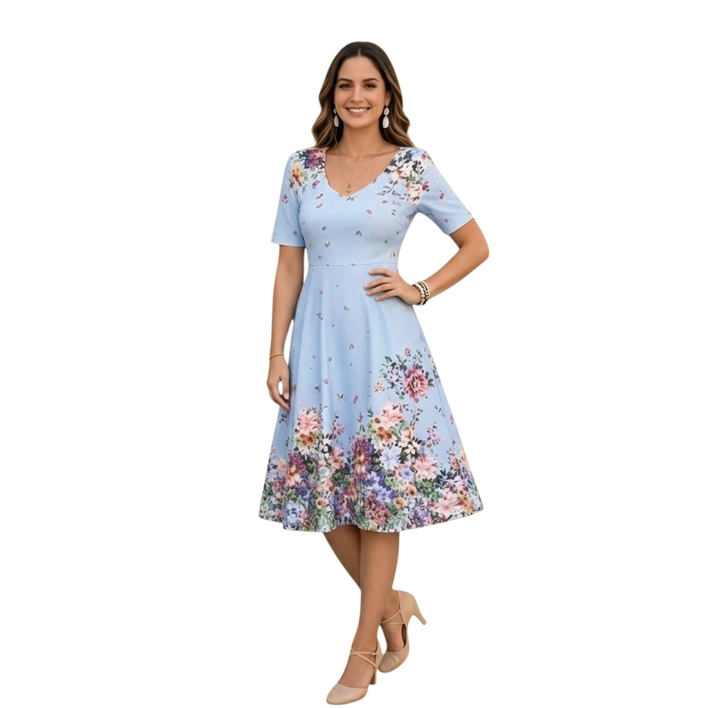 Modelo sonriente vistiendo un vestido midi Ibravacr azul cielo con estampado floral y escote en V.