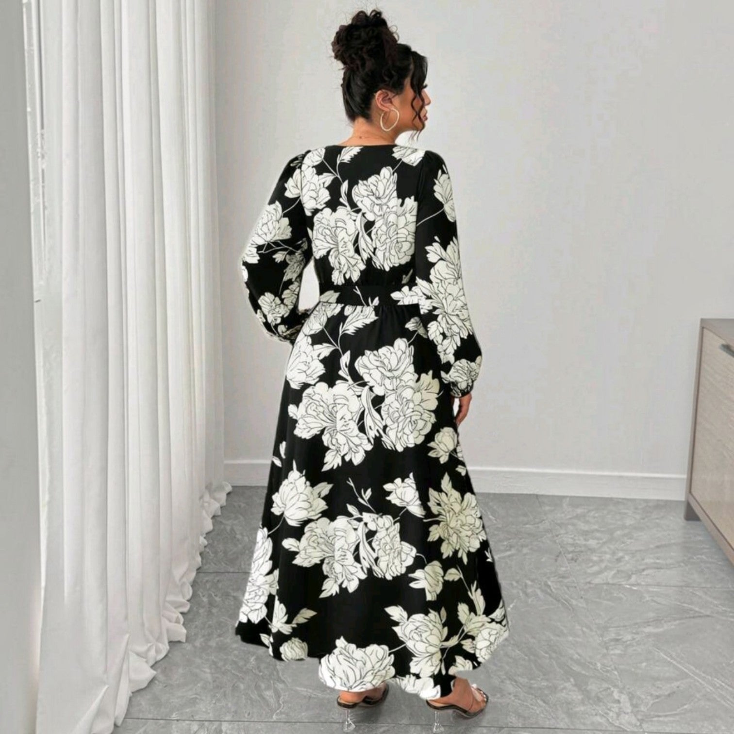 Vestido midi Ibravacr de corte envolvente con estampado floral blanco y negro, mangas largas y falda fluida.