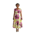 Mujer sonriente vistiendo un vestido midi floral Ibravacr con escote cruzado, estampado fucsia y amarillo.