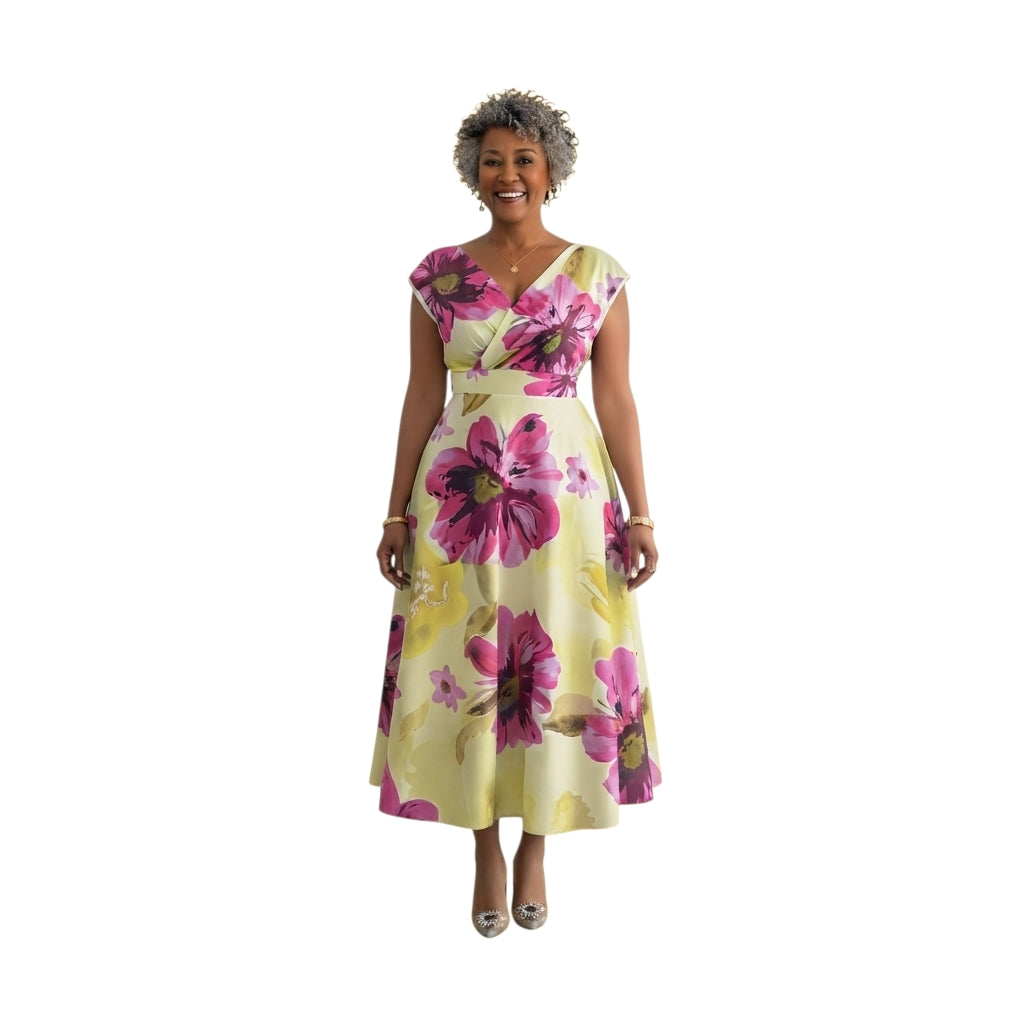 Mujer sonriente vistiendo un vestido midi floral Ibravacr con escote cruzado, estampado fucsia y amarillo.