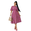 Modelo vistiendo un vestido midi Ibravacr fucsia con estampado floral, cintura nido de abeja y mangas acampanadas.