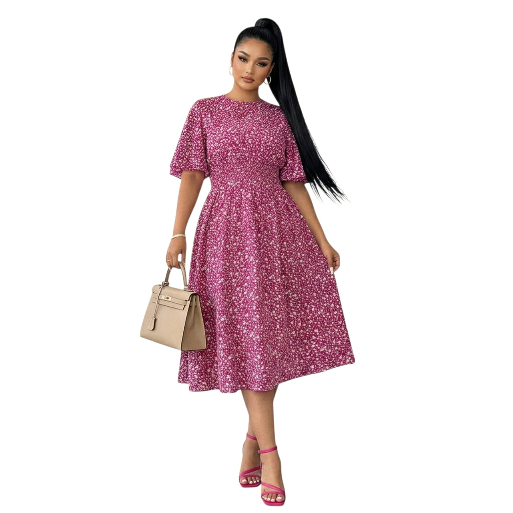 Modelo vistiendo un vestido midi Ibravacr fucsia con estampado floral, cintura nido de abeja y mangas acampanadas.