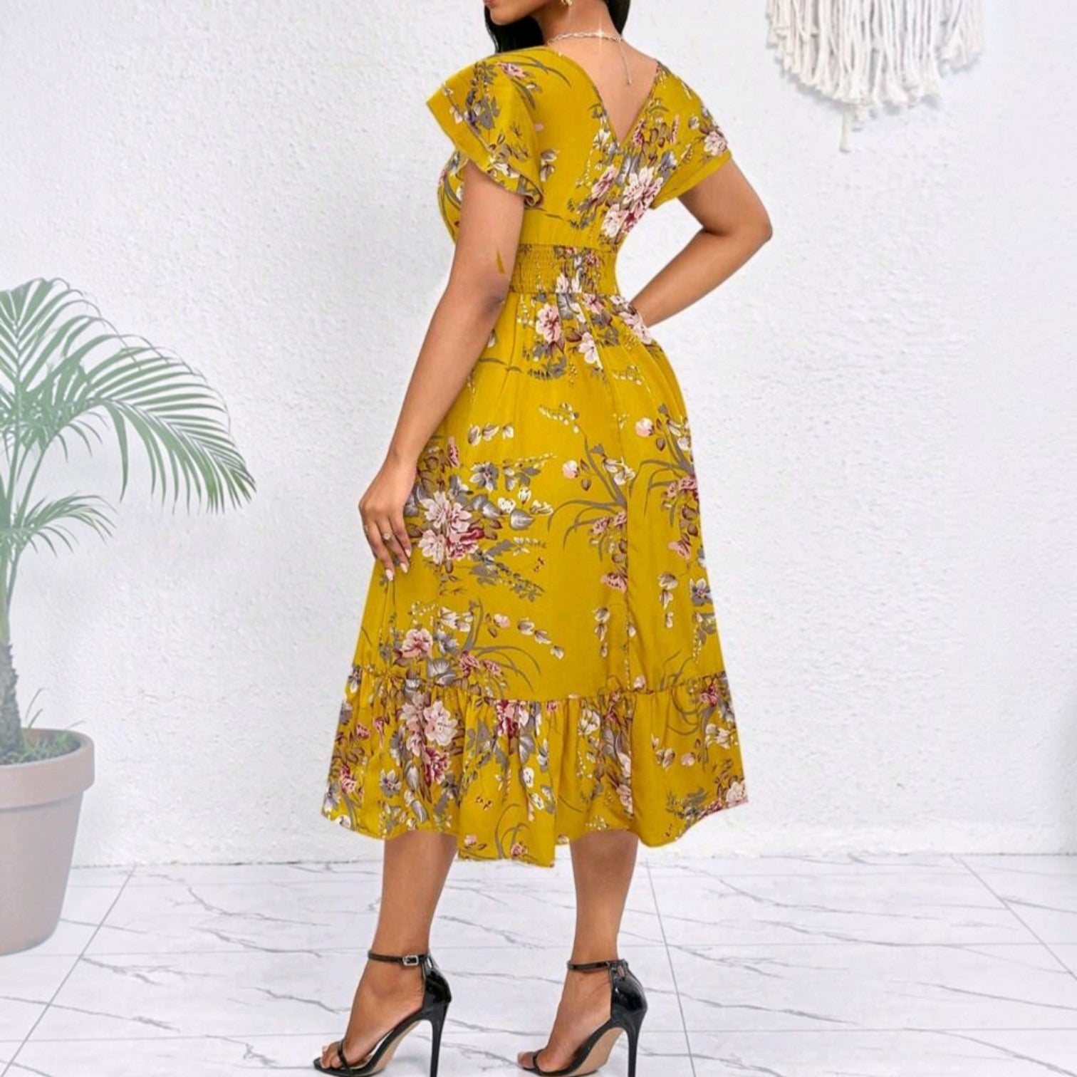 Vestido midi Ibravacr color mostaza con estampado floral, mangas con volantes, cintura elástica y escote en V.