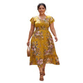 Modelo vistiendo vestido midi Ibravacr mostaza con estampado floral, mangas con volantes y cintura elástica