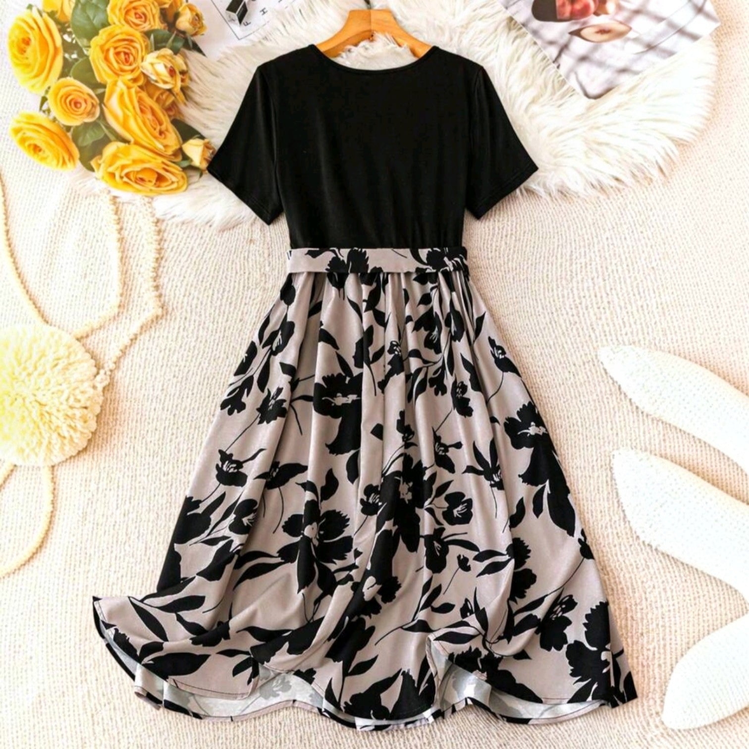 Vestido midi Ibravacr con cuerpo negro de manga corta y falda acampanada de estampado floral en tonos neutros y negro