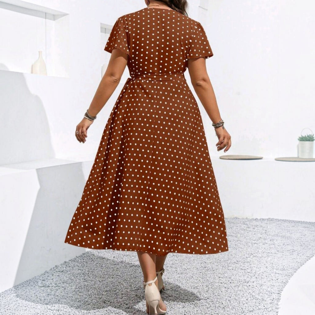 Vista trasera del vestido midi Ibravacr marrón con lunares blancos, corte cruzado y mangas cortas fluidas.