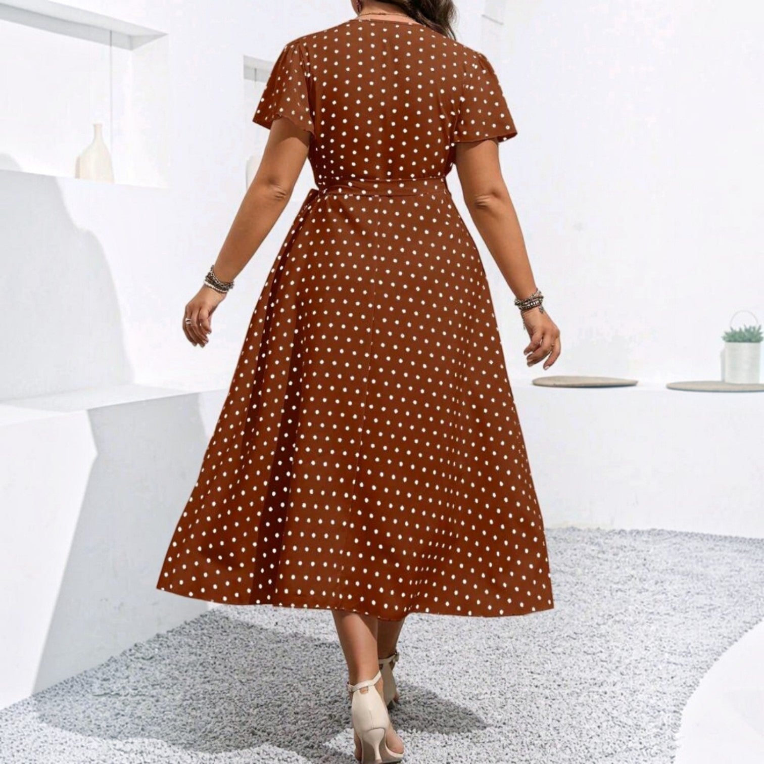 Vista trasera del vestido midi Ibravacr marrón con lunares blancos, corte cruzado y mangas cortas fluidas.