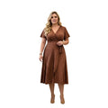 Modelo vistiendo vestido midi Ibravacr marrón con lunares blancos, corte cruzado, escote en V y mangas cortas.