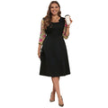 Modelo sonriente vistiendo vestido midi negro Ibravacr con mangas de malla transparente y bordado floral colorido