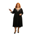 Modelo de talla grande vistiendo un vestido midi negro Ibravacr con bordados en escote y puños, corte holgado.