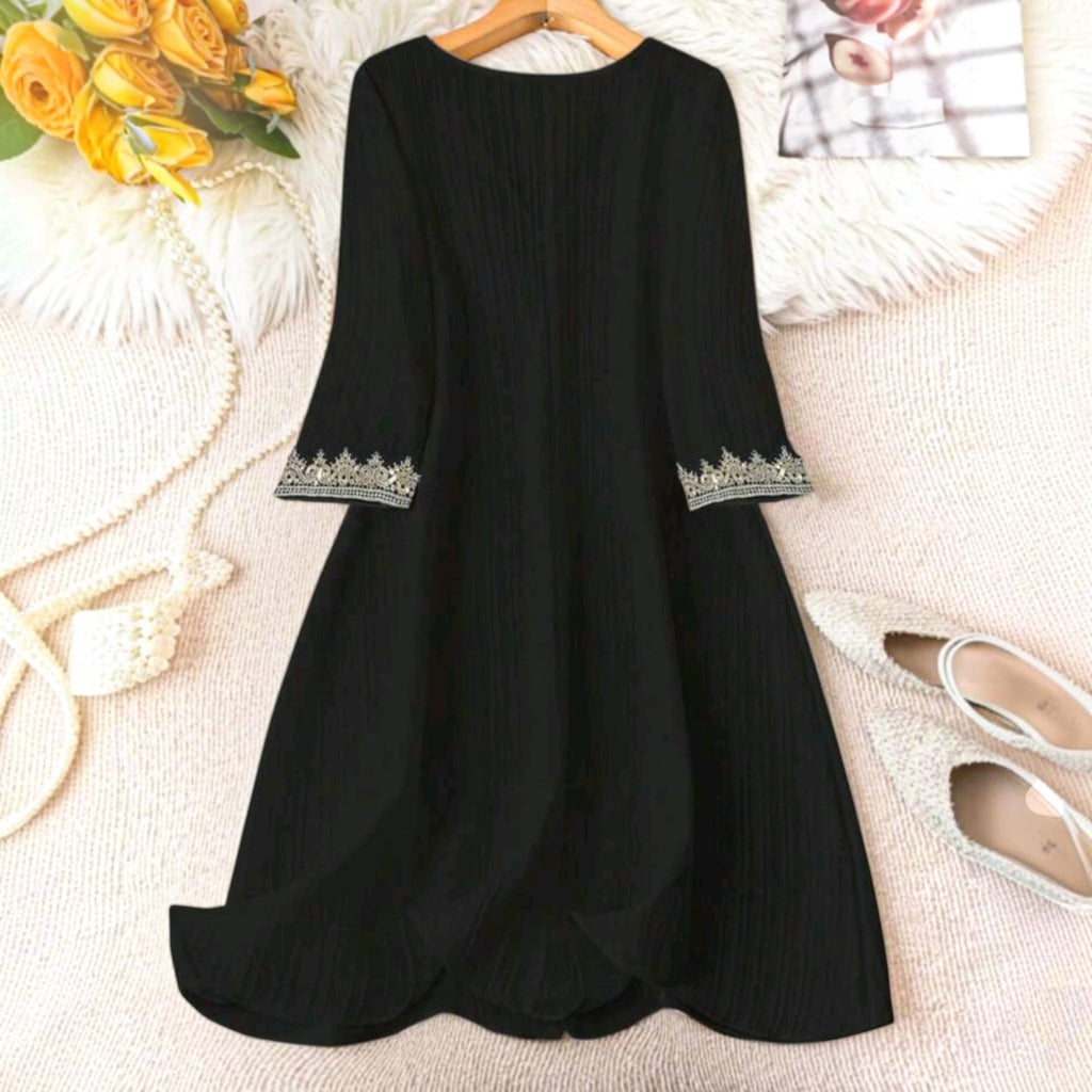 Vestido midi negro Ibravacr con textura plisada, mangas tres cuartos y delicados bordados en los puños.