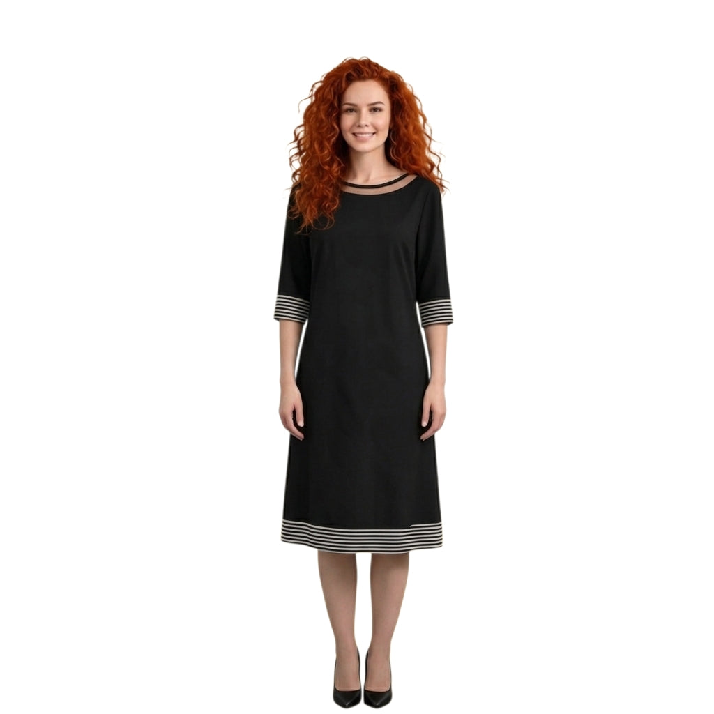 Modelo pelirroja vistiendo un vestido midi negro Ibravacr con escote transparente y detalles de rayas en mangas y bajo