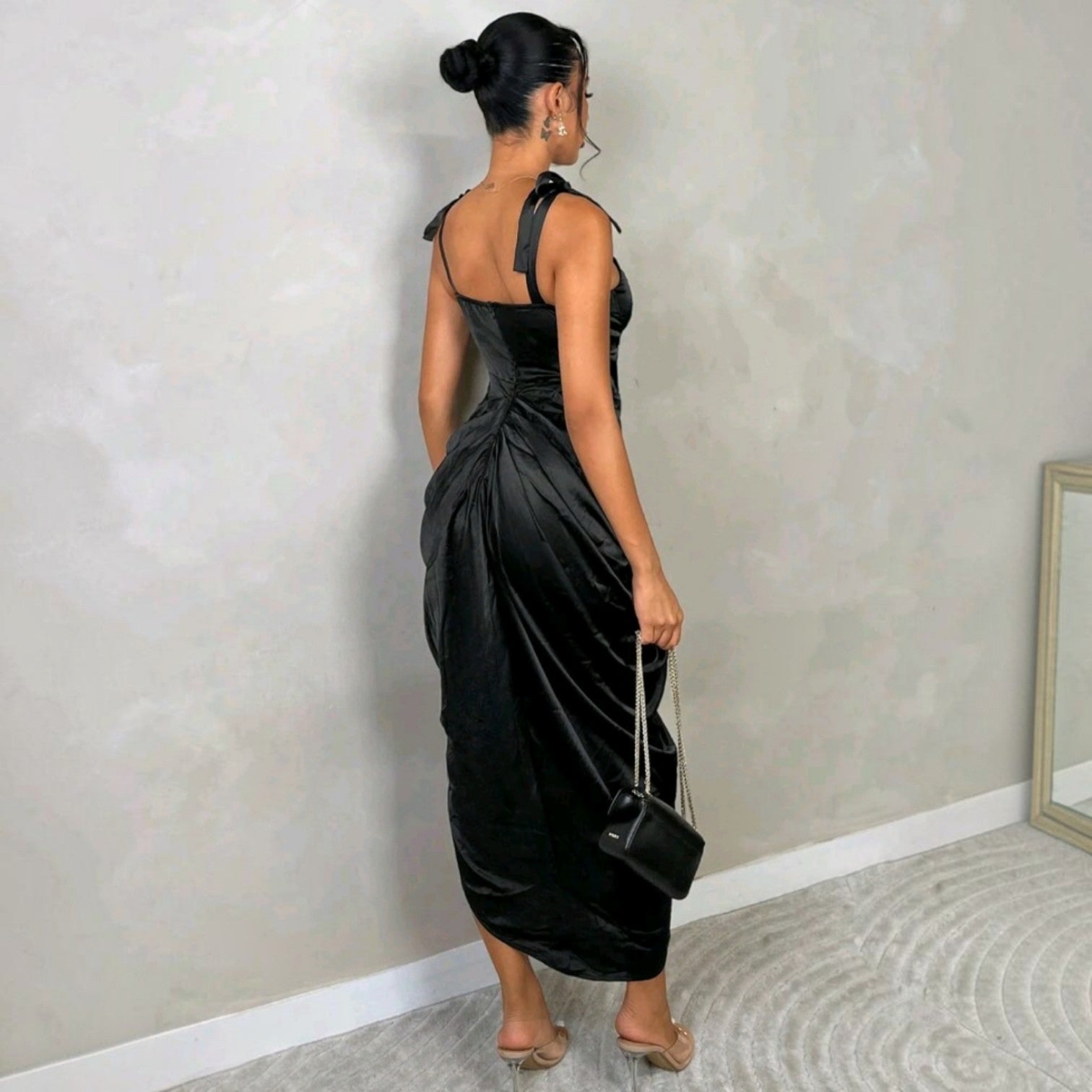 Vestido midi negro satinado Ibravacr con tirantes de lazo, escote bustier y drapeado trasero para eventos formales.