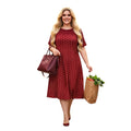 Mujer rubia sonriente vistiendo un vestido midi rojo Ibravacr con estampado de lunares y panel superior liso