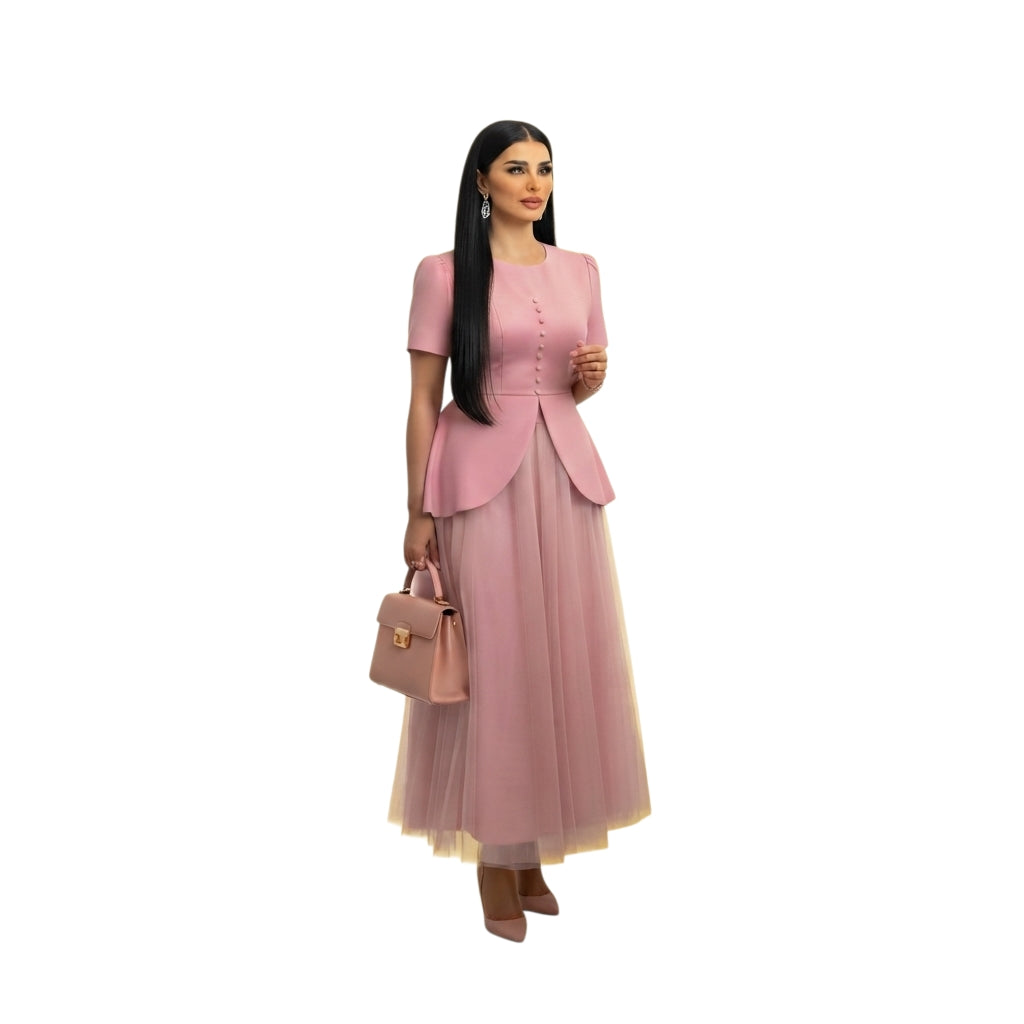 Modelo luciendo vestido midi Ibravacr rosa empolvado con peplum, botones frontales y falda de tul vaporosa.