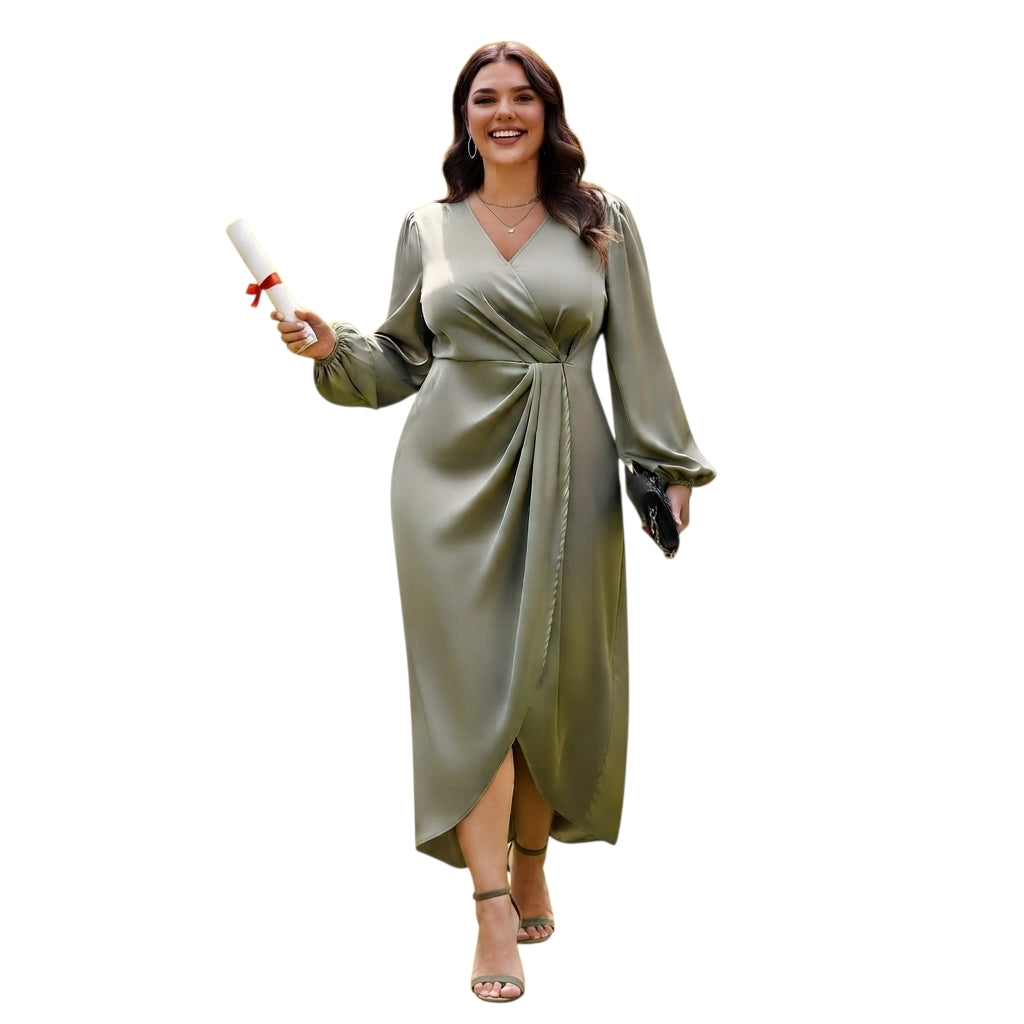 Modelo sonriente usando vestido midi satinado verde oliva de Ibravacr con escote en V, mangas largas y falda cruzada.