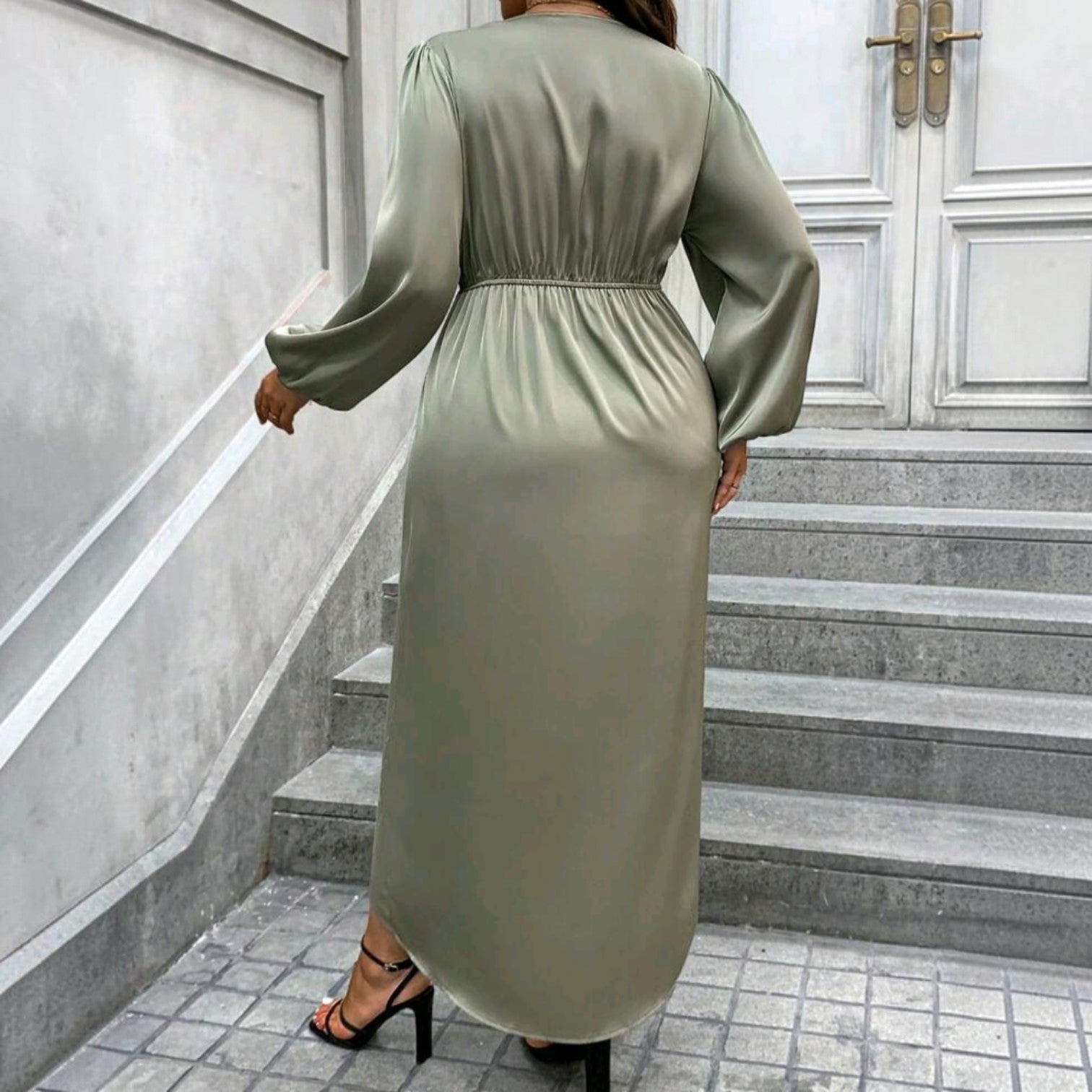Vista trasera del vestido midi satinado verde oliva de Ibravacr con mangas largas y cintura fruncida.