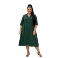 Modelo sonriente vistiendo un vestido midi Ibravacr verde bosque con cuello camisero y mangas ajustables