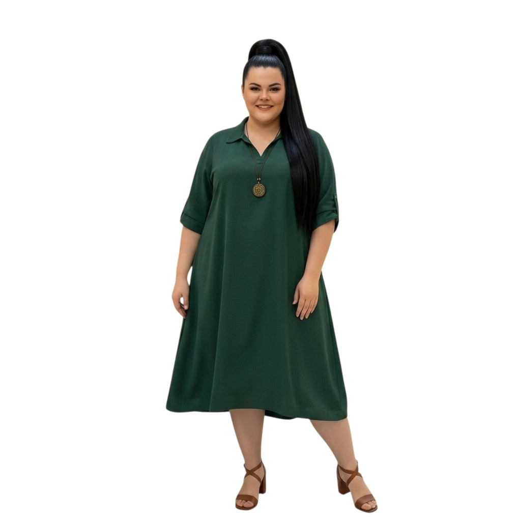 Modelo sonriente vistiendo un vestido midi Ibravacr verde bosque con cuello camisero y mangas ajustables