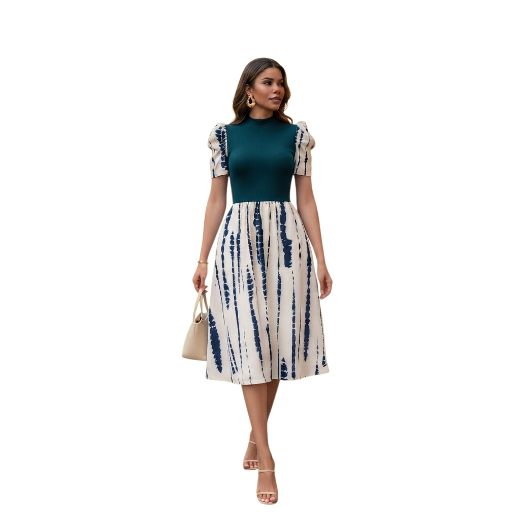 Modelo vistiendo vestido midi Ibravacr verde esmeralda y crema con estampado tie-dye y mangas abullonadas