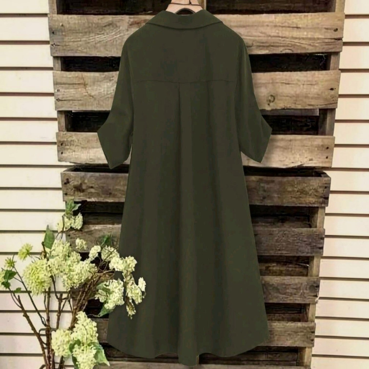 Vestido midi camisero Ibravacr color verde oliva con cuello clásico y mangas tres cuartos en corte fluido.