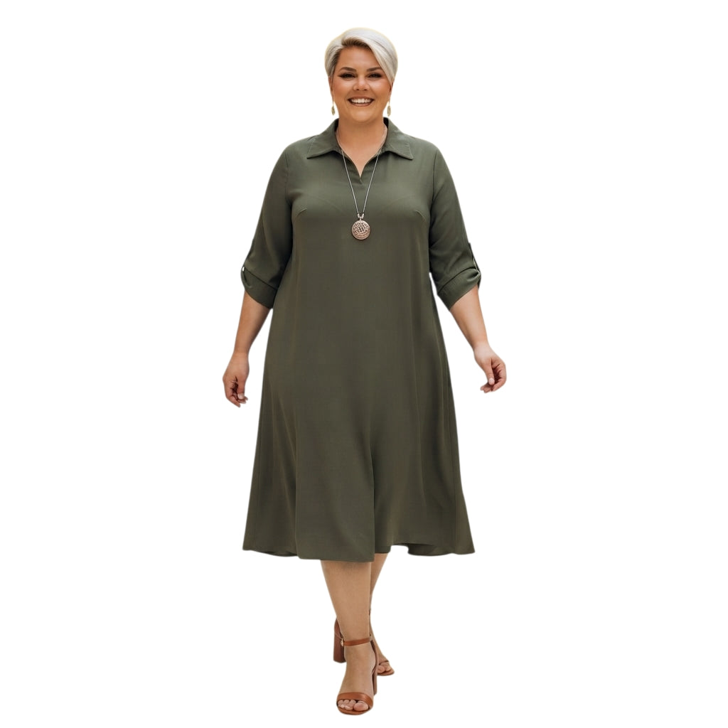 Modelo sonriente vistiendo un vestido midi Ibravacr verde oliva con cuello camisero y mangas tres cuartos.