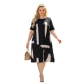Modelo luce vestido casual Ibravacr negro con estampado de pinceladas blancas, manga corta y corte recto elegante.